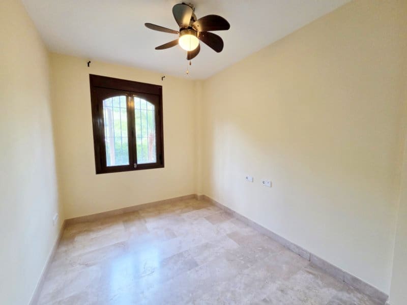 2 chambre Appartement à vendre à Estepona avec piscine garage - 275 000 € (Ref: 9841519)