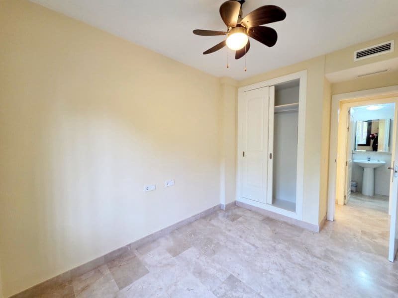 2 chambre Appartement à vendre à Estepona avec piscine garage - 275 000 € (Ref: 9841519)