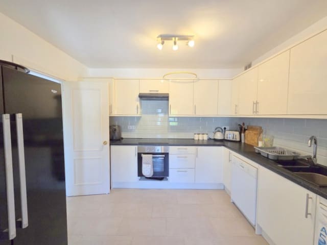 3 quarto Casa em Banda para venda em La Duquesa / Puerto de la Duquesa, Manilva com piscina garagem - 395 000 € (Ref: 9849757)