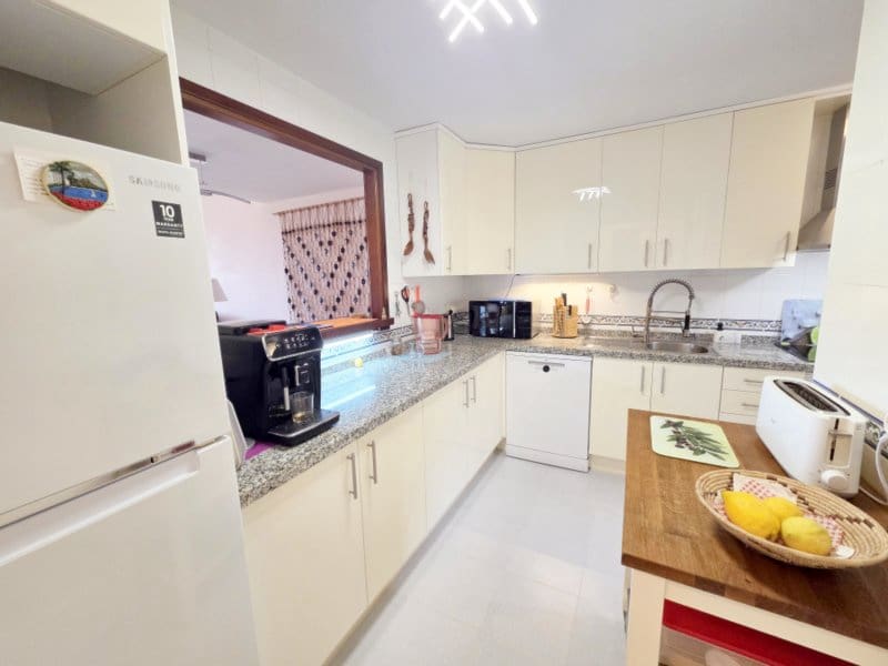 2 soverom Leilighet til salgs i La Duquesa / Puerto de la Duquesa med svømmebasseng garasje - € 295 000 (Ref: 9922857)