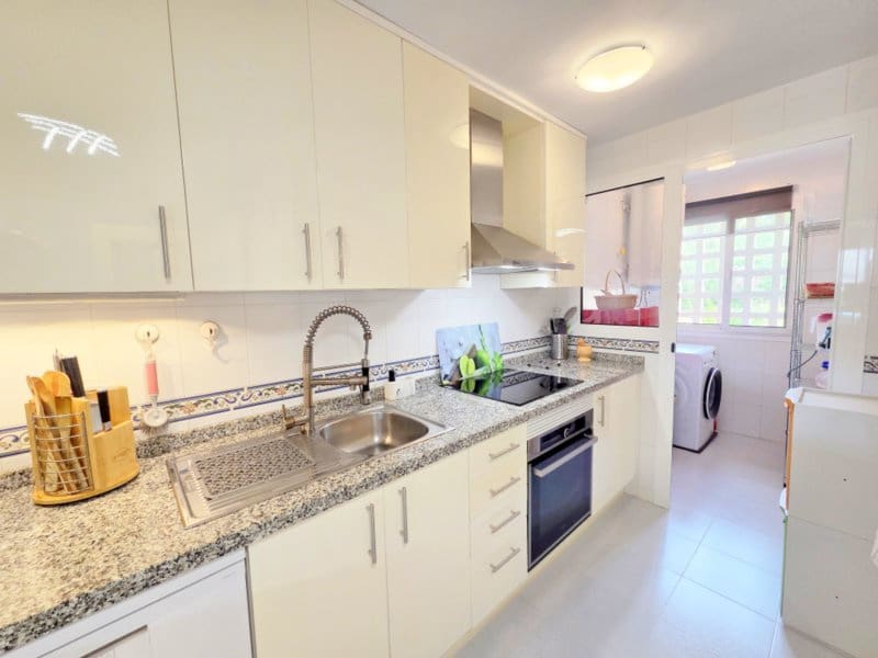 2 soverom Leilighet til salgs i La Duquesa / Puerto de la Duquesa med svømmebasseng garasje - € 295 000 (Ref: 9922857)