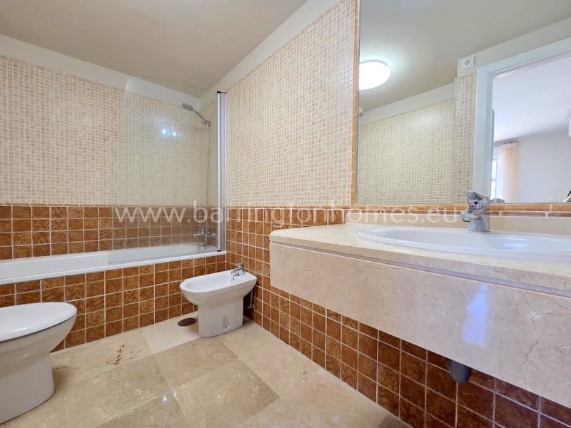 3 soverom Penthouse til salgs i La Duquesa / Puerto de la Duquesa med svømmebasseng garasje - € 379 000 (Ref: 9950235)