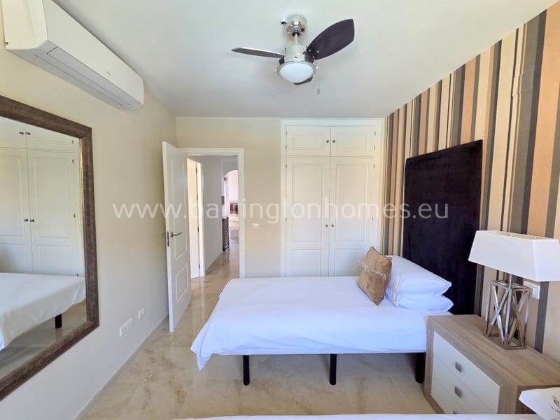 3 soverom Penthouse til salgs i La Duquesa / Puerto de la Duquesa med svømmebasseng garasje - € 379 000 (Ref: 9950235)