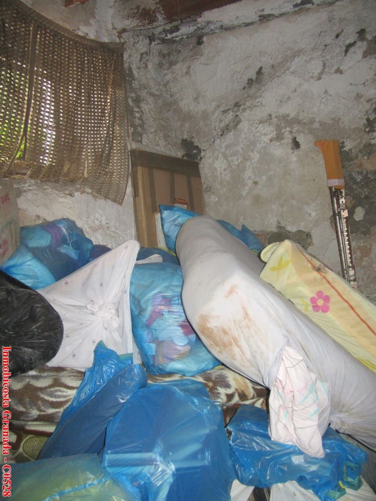 4 slaapkamer Huis te koop in Albunol - € 25.000 (Ref: 4720461)