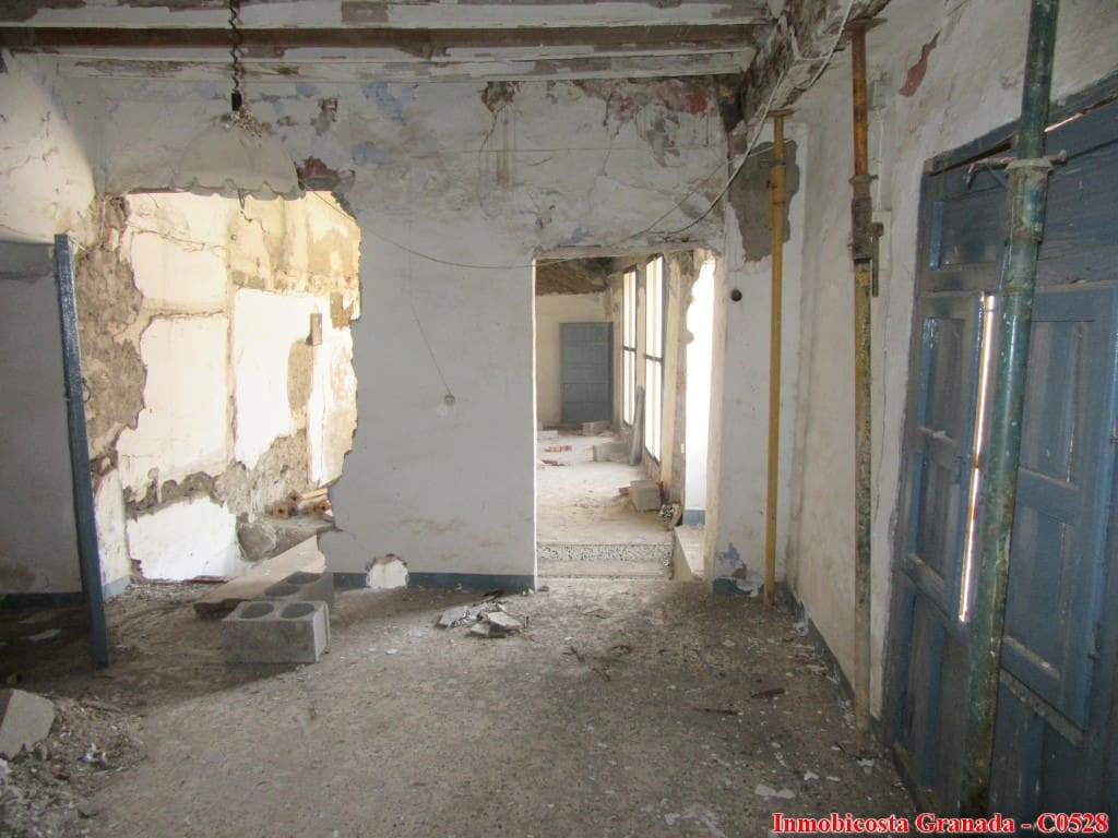 4 slaapkamer Huis te koop in Albunol - € 25.000 (Ref: 4720461)