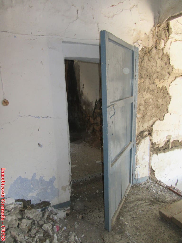 4 slaapkamer Huis te koop in Albunol - € 25.000 (Ref: 4720461)