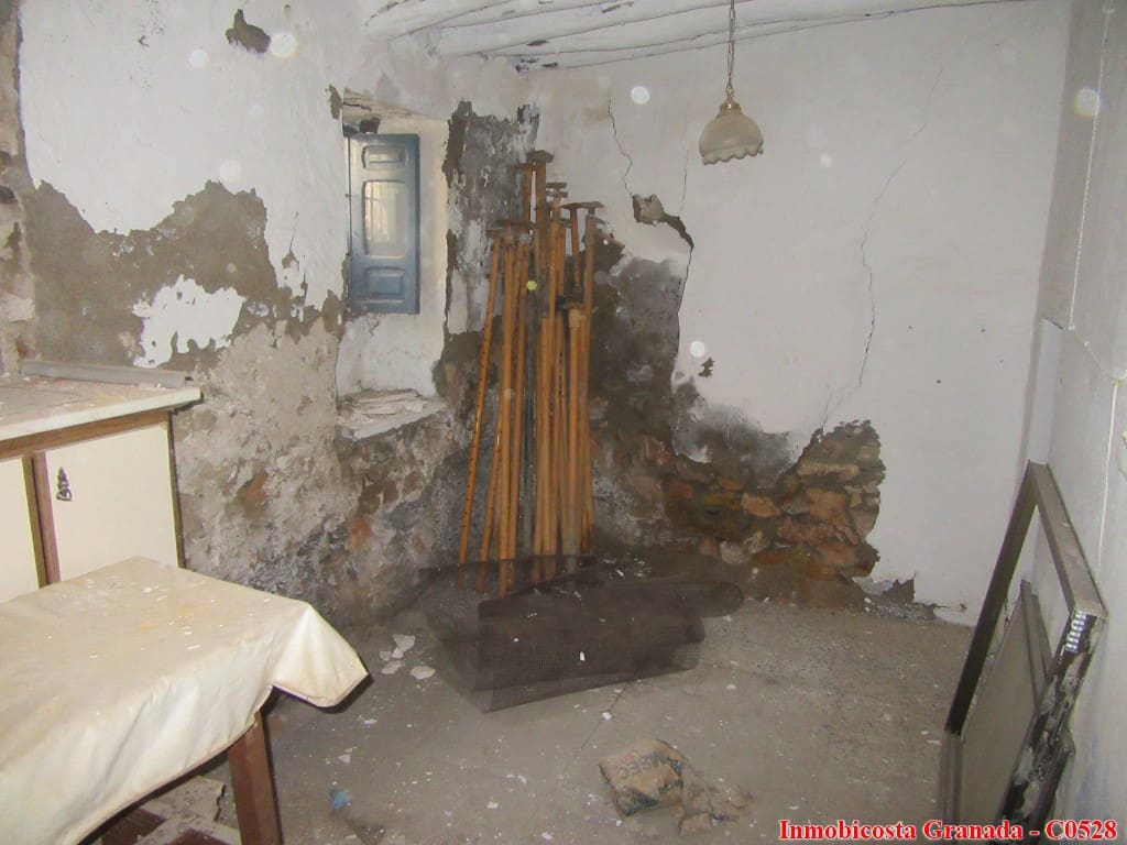 4 slaapkamer Huis te koop in Albunol - € 25.000 (Ref: 4720461)