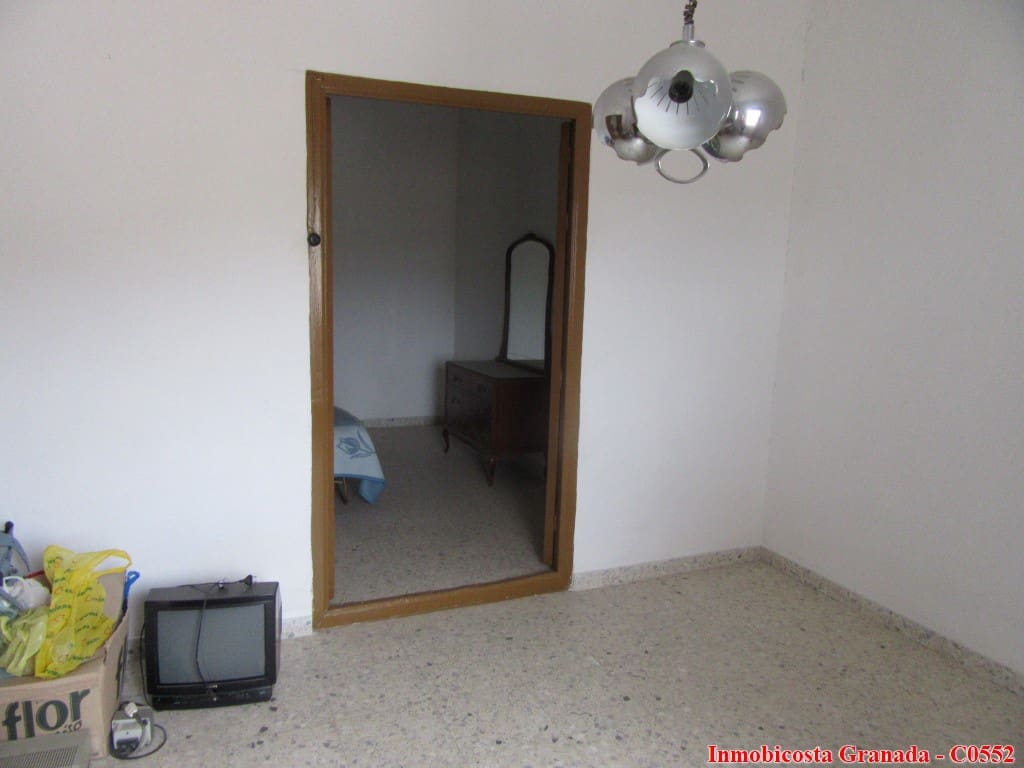 5 soveværelse Byhus til salg i Albondon med garage - € 60.000 (Ref: 5803019)