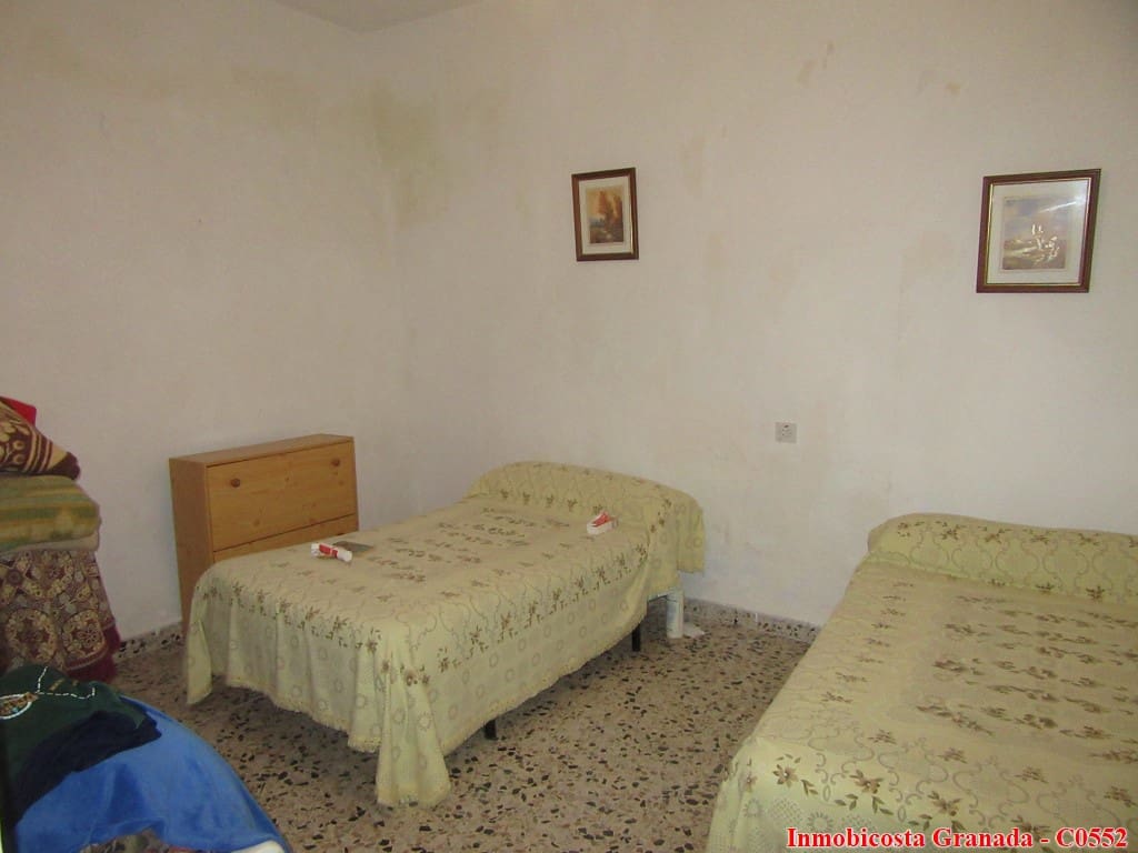 5 soveværelse Byhus til salg i Albondon med garage - € 60.000 (Ref: 5803019)