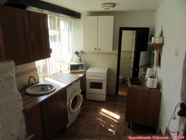 10 soverom Kommersiell til salgs i Albondon med garasje - € 135 000 (Ref: 6137002)