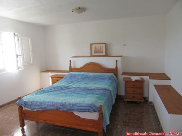 10 soverom Kommersiell til salgs i Albondon med garasje - € 135 000 (Ref: 6137002)