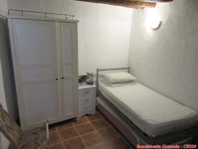 10 soveværelse Byhus til salg i Albondon med garage - € 135.000 (Ref: 6137003)