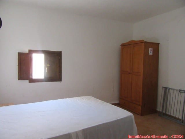 10 soveværelse Byhus til salg i Albondon med garage - € 135.000 (Ref: 6137003)