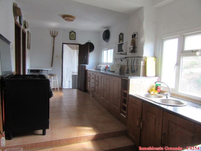 10 soveværelse Byhus til salg i Albondon med garage - € 135.000 (Ref: 6137003)