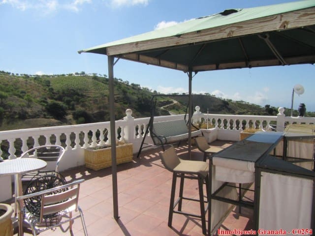 10 soveværelse Byhus til salg i Albondon med garage - € 135.000 (Ref: 6137003)