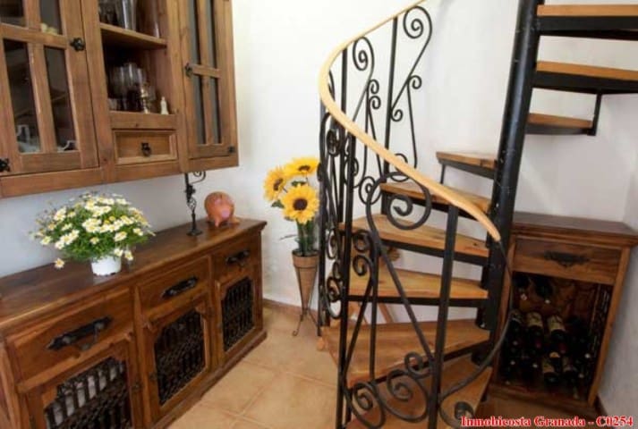 10 soveværelse Byhus til salg i Albondon med garage - € 135.000 (Ref: 6137003)