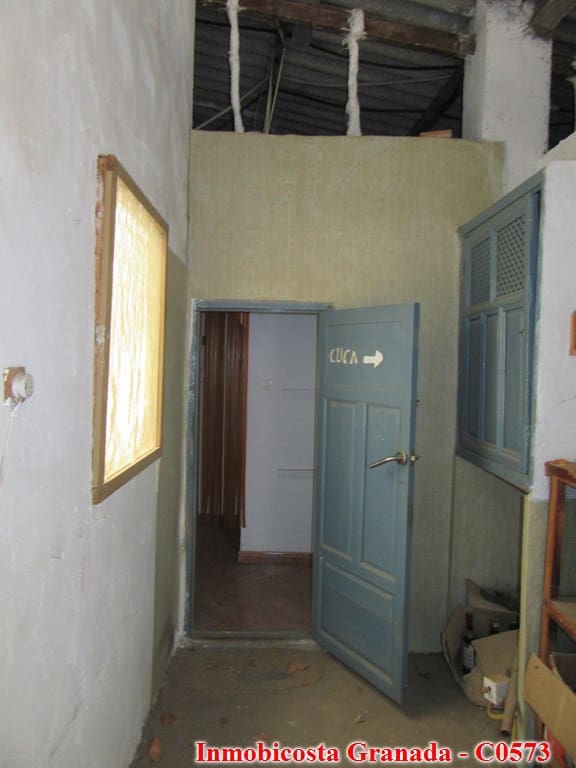 9 soveværelse Byhus til salg i Albondon med garage - € 70.000 (Ref: 6988846)