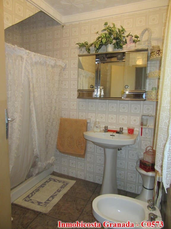 9 soveværelse Byhus til salg i Albondon med garage - € 70.000 (Ref: 6988846)