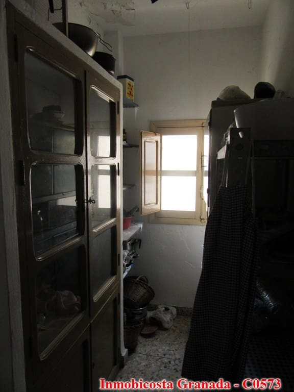 9 soveværelse Byhus til salg i Albondon med garage - € 70.000 (Ref: 6988846)