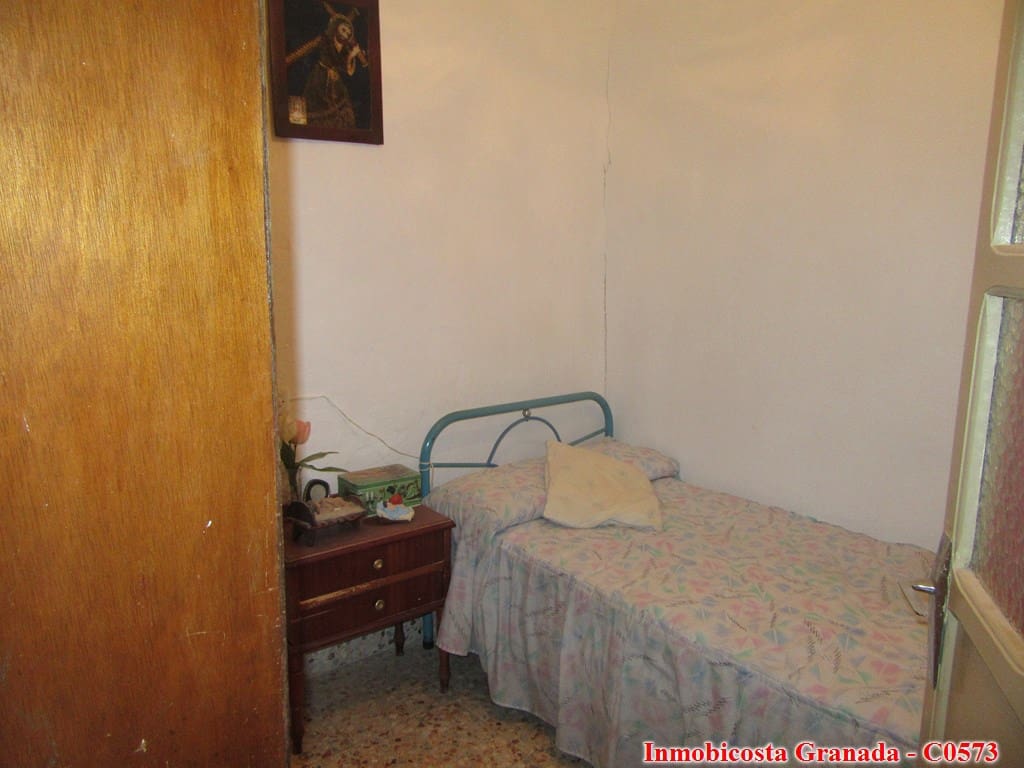 9 soveværelse Byhus til salg i Albondon med garage - € 70.000 (Ref: 6988846)