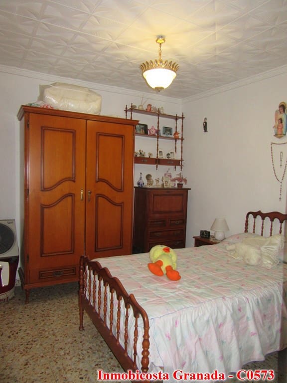 9 soveværelse Byhus til salg i Albondon med garage - € 70.000 (Ref: 6988846)