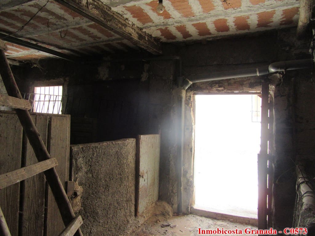 9 soveværelse Byhus til salg i Albondon med garage - € 70.000 (Ref: 6988846)