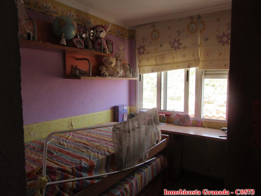 9 soveværelse Byhus til salg i Albondon med garage - € 70.000 (Ref: 6988846)