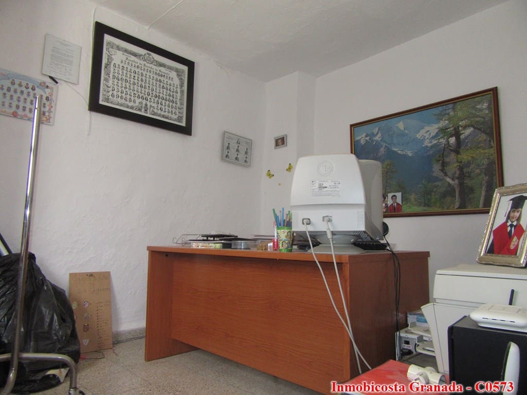 9 soveværelse Byhus til salg i Albondon med garage - € 70.000 (Ref: 6988846)