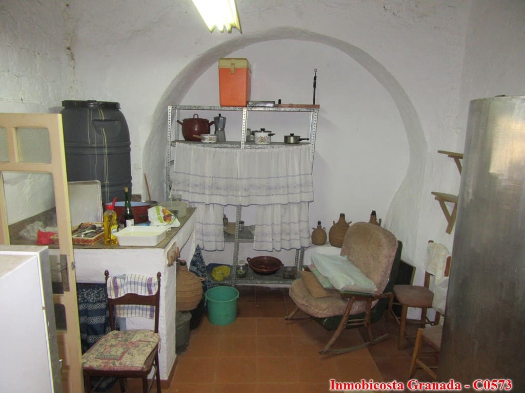 9 soveværelse Byhus til salg i Albondon med garage - € 70.000 (Ref: 6988846)