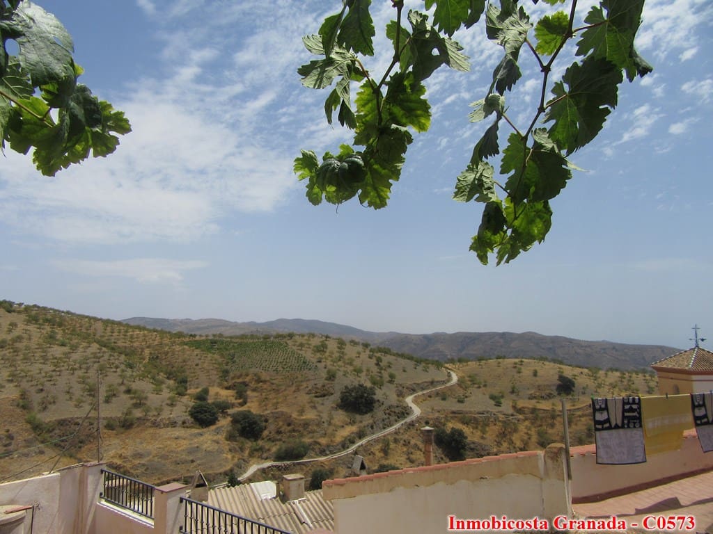 9 soveværelse Byhus til salg i Albondon med garage - € 70.000 (Ref: 6988846)