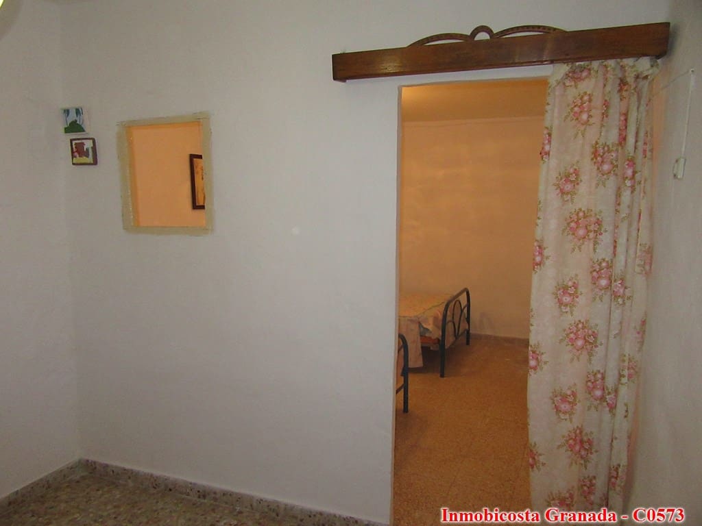 9 soveværelse Byhus til salg i Albondon med garage - € 70.000 (Ref: 6988846)