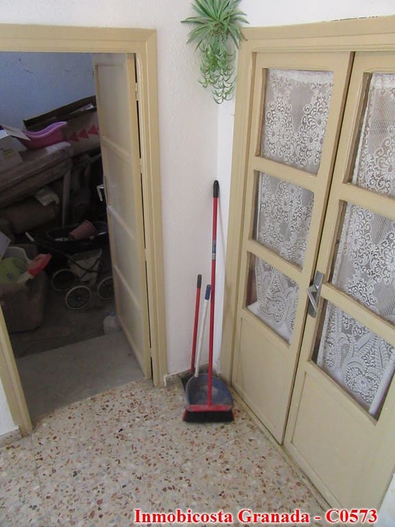 9 soveværelse Byhus til salg i Albondon med garage - € 70.000 (Ref: 6988846)