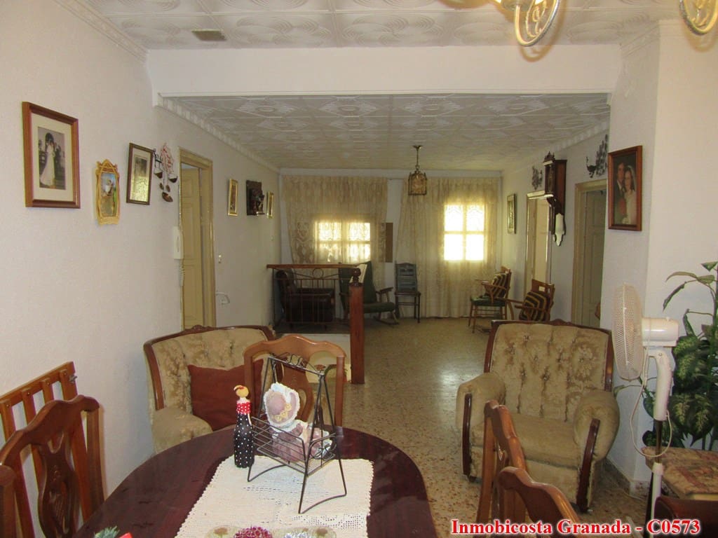 9 soveværelse Byhus til salg i Albondon med garage - € 70.000 (Ref: 6988846)