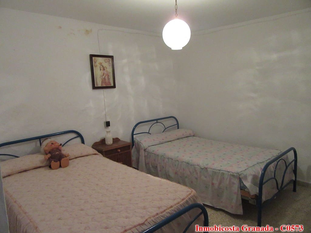 9 soveværelse Byhus til salg i Albondon med garage - € 70.000 (Ref: 6988846)