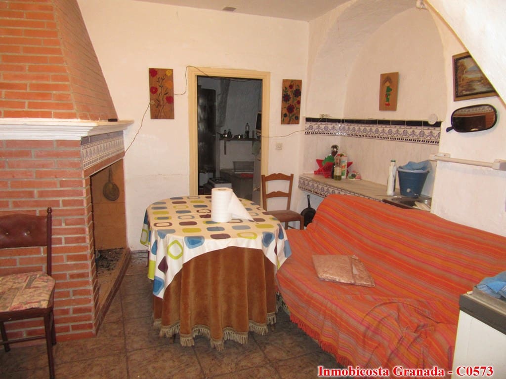 9 soveværelse Byhus til salg i Albondon med garage - € 70.000 (Ref: 6988846)