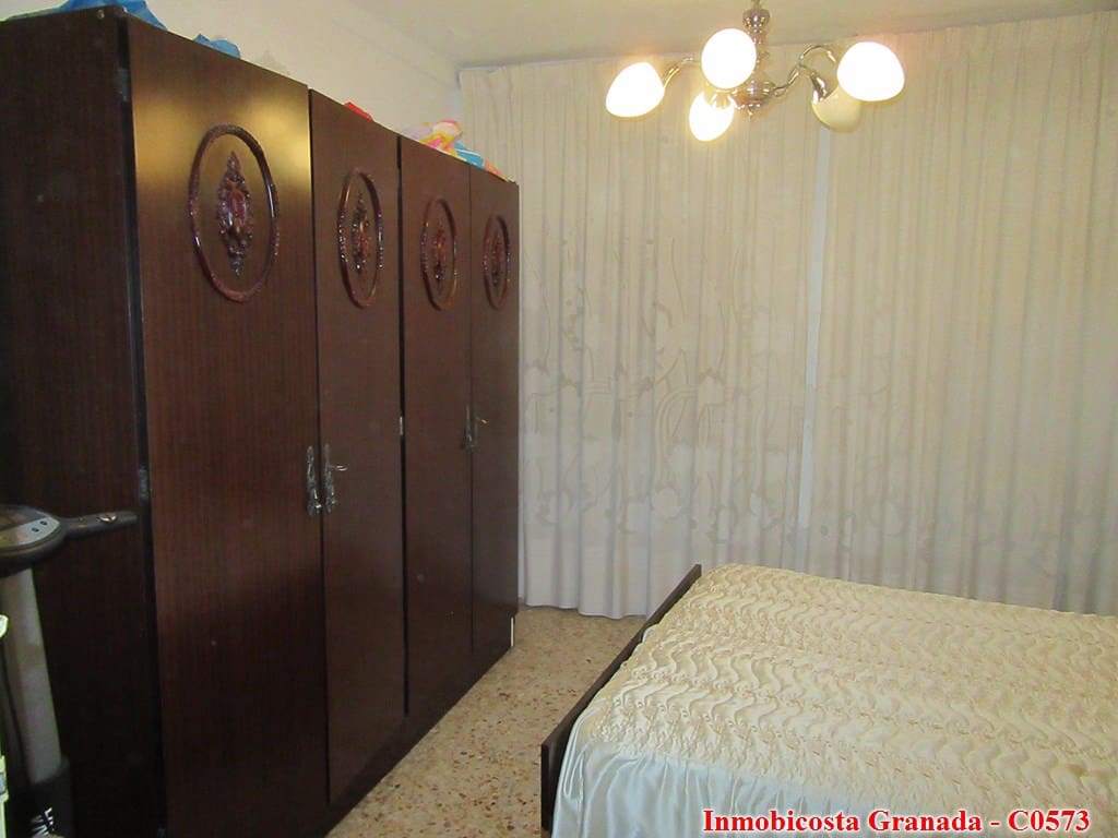 9 soveværelse Byhus til salg i Albondon med garage - € 70.000 (Ref: 6988846)