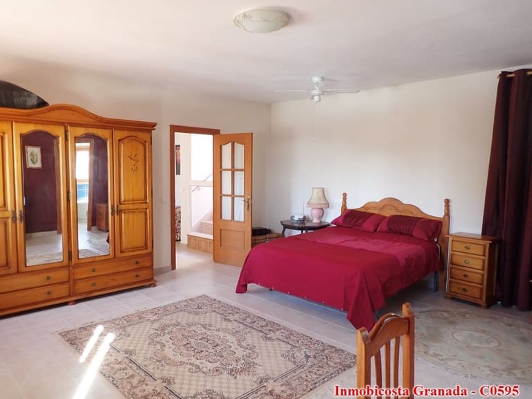 4 soveværelse Finca/Landehus til salg i La Rabita med swimmingpool garage - € 300.000 (Ref: 8167584)