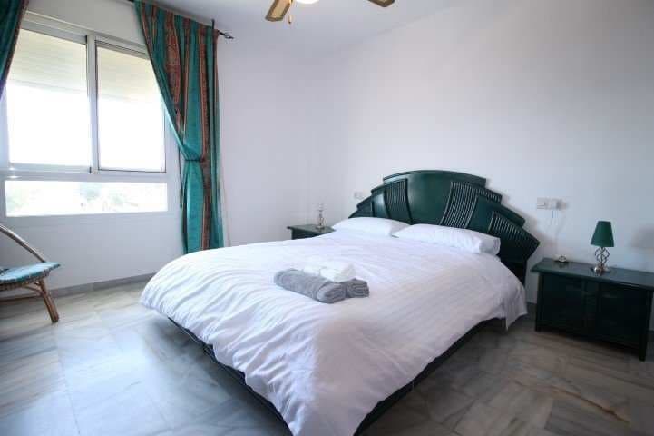   2 soveværelse   ferieLejlighed i Mijas Costa   med   swimmingpool   - € 525 (Ref: 7739028)