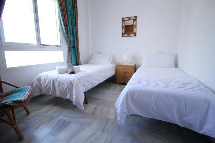   2 soveværelse   ferieLejlighed i Mijas Costa   med   swimmingpool   - € 525 (Ref: 7739028)