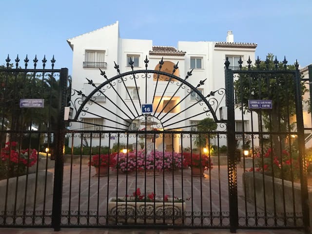 Apartment for holiday rental in Mijas Costa with pool - € 525 (Ref: 8146621)