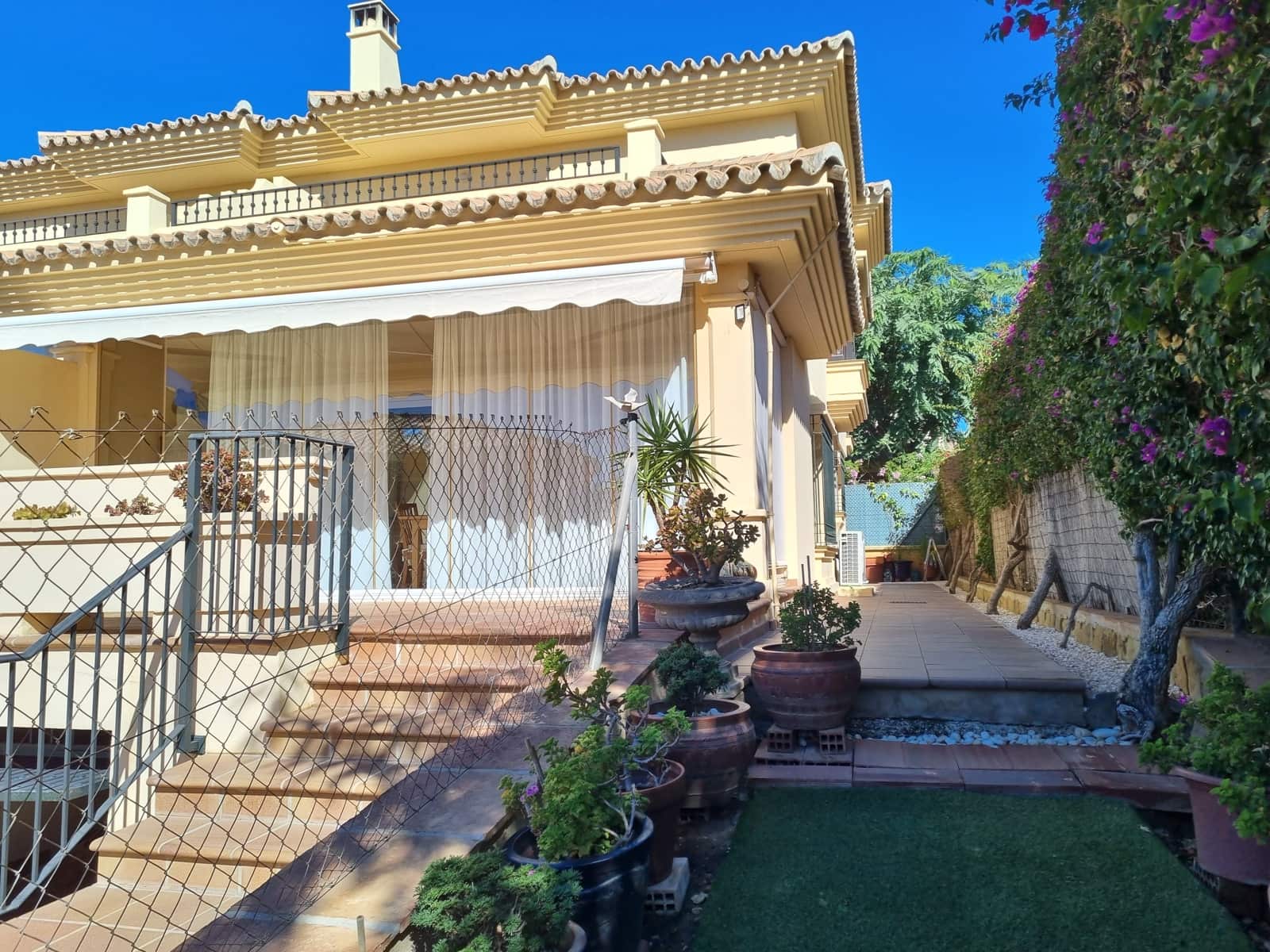 4 soveværelse Semi-Rækkehus til salg i Mijas Costa med swimmingpool garage - € 549.000 (Ref: 9340010)