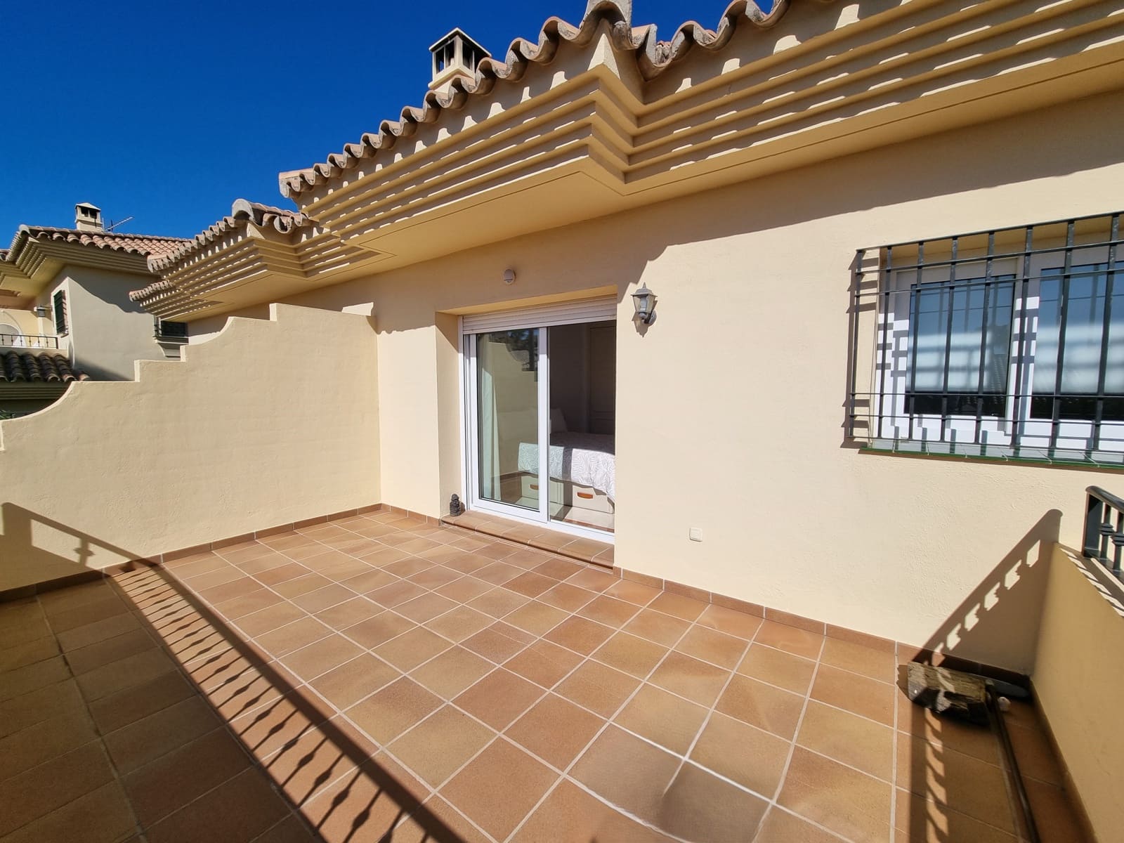 4 soveværelse Semi-Rækkehus til salg i Mijas Costa med swimmingpool garage - € 549.000 (Ref: 9340010)