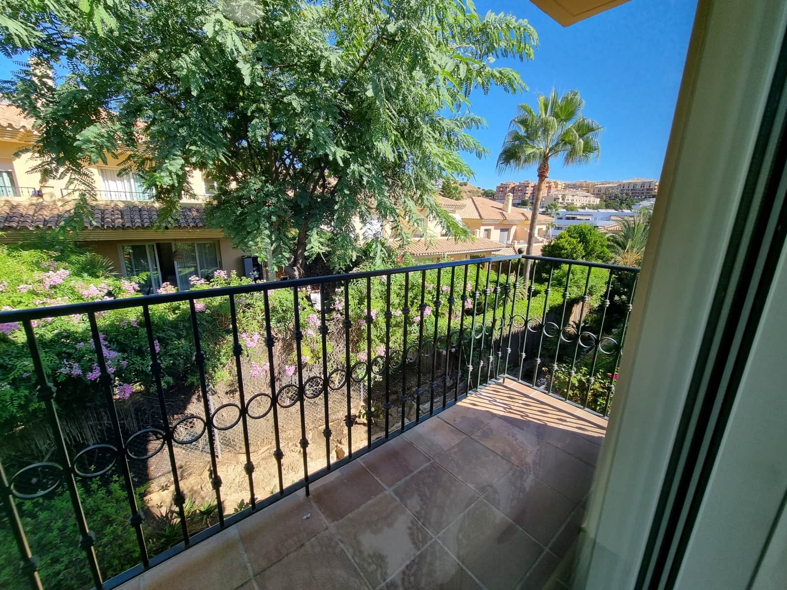 4 soveværelse Semi-Rækkehus til salg i Mijas Costa med swimmingpool garage - € 549.000 (Ref: 9340010)