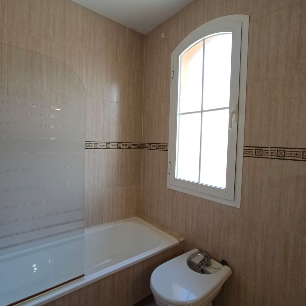 3 soveværelse Semi-Rækkehus til salg i Mijas Costa med swimmingpool - € 399.000 (Ref: 9699933)