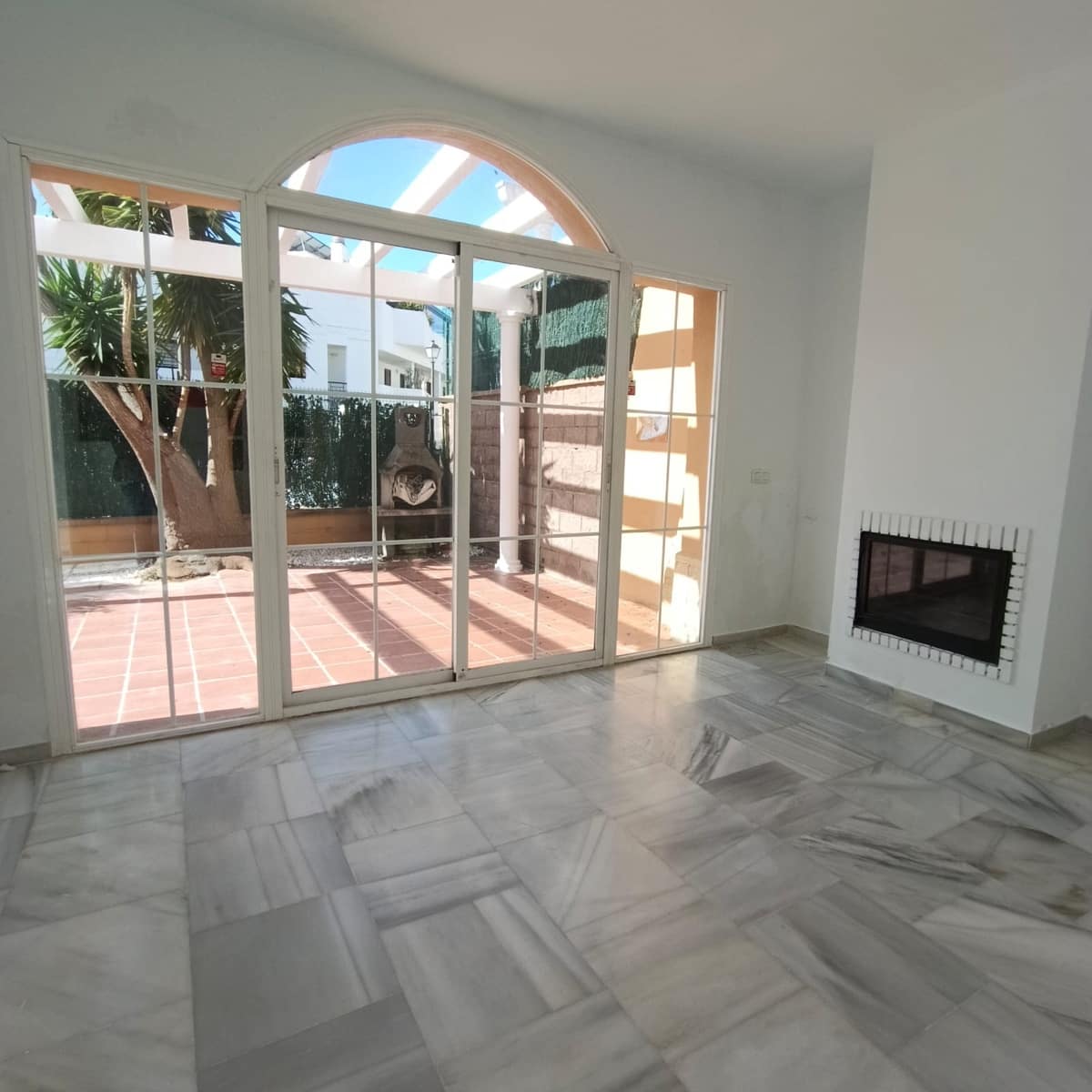 3 soveværelse Semi-Rækkehus til salg i Mijas Costa med swimmingpool - € 399.000 (Ref: 9699933)