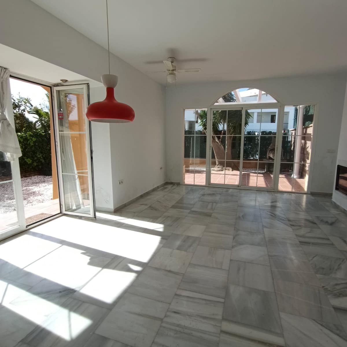 3 soveværelse Semi-Rækkehus til salg i Mijas Costa med swimmingpool - € 399.000 (Ref: 9699933)