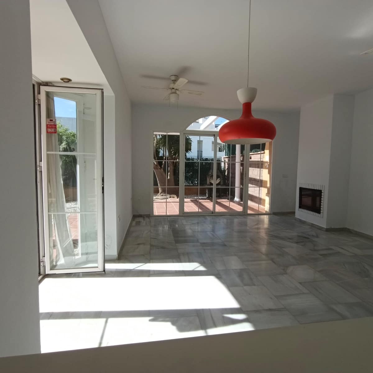 3 soveværelse Semi-Rækkehus til salg i Mijas Costa med swimmingpool - € 399.000 (Ref: 9699933)