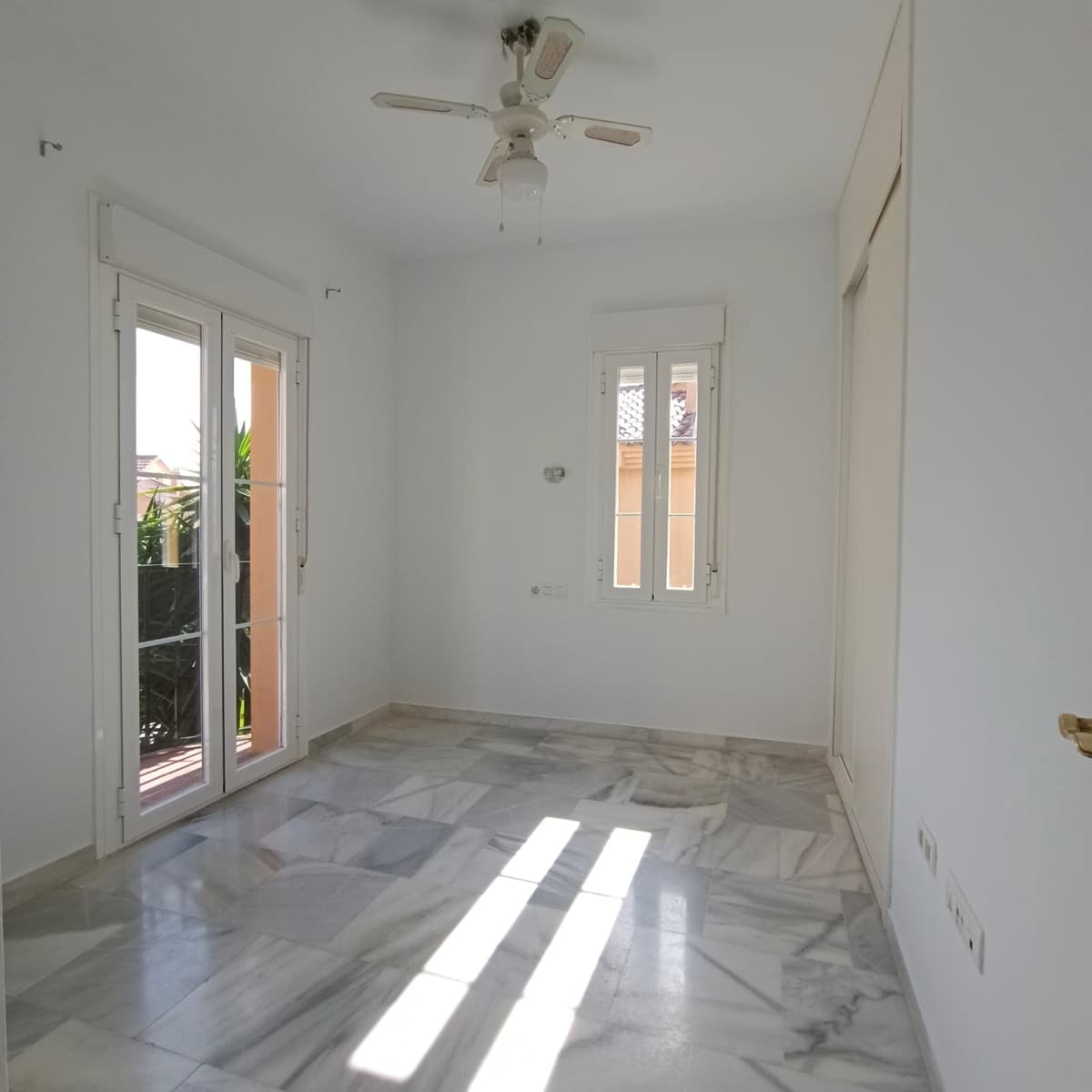 3 soveværelse Semi-Rækkehus til salg i Mijas Costa med swimmingpool - € 399.000 (Ref: 9699933)