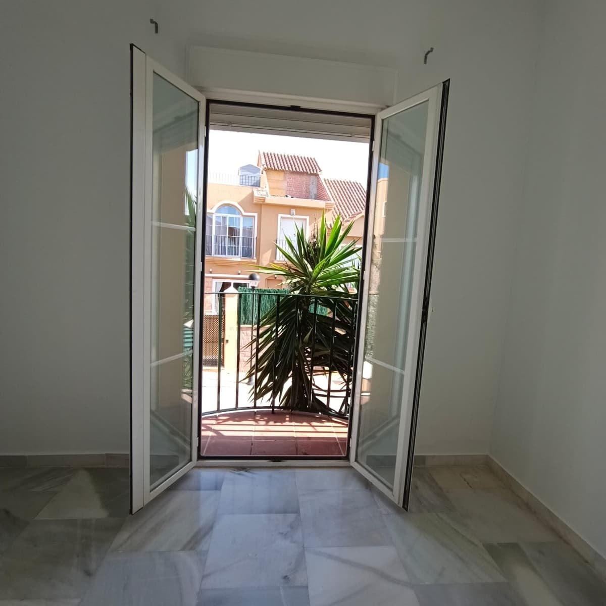 3 soveværelse Semi-Rækkehus til salg i Mijas Costa med swimmingpool - € 399.000 (Ref: 9699933)