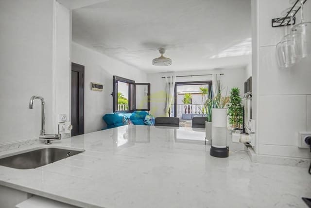 2 quarto Bungalow para venda em Costa Teguise, Teguise com piscina - 450 000 € (Ref: 10021921)
